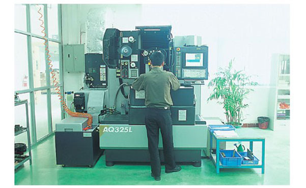 放電加工機 Discharge machine